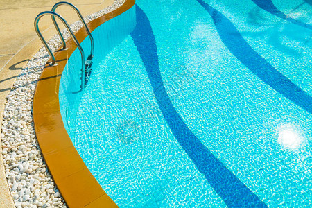 楼梯在酒店和度假村的游泳池周图片