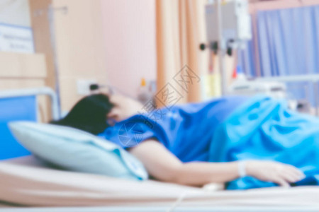 住院病人在病房床上的图片