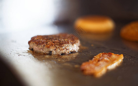 肉和熏肉做汉堡室图片