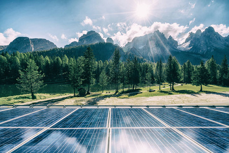 乡村景观中的太阳能电池板图片