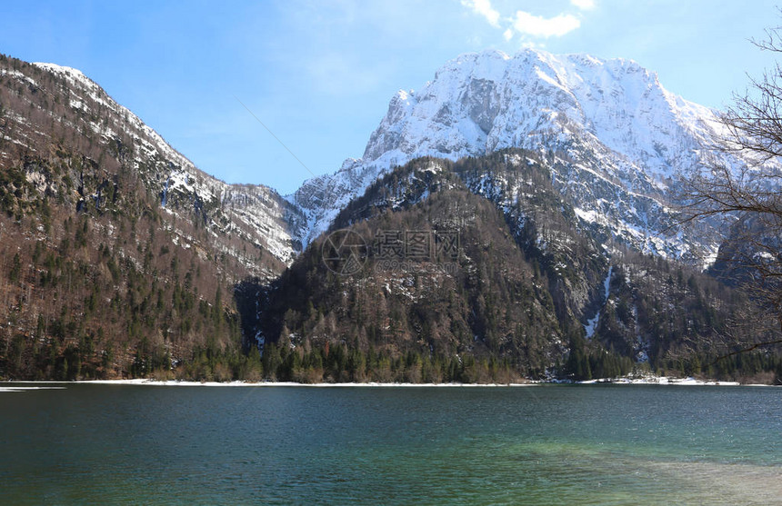 位于奥地利与雪山交界处的意大利北部Predil湖图片