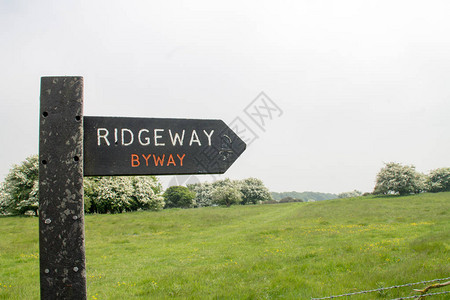 RidgewayNationalTrailUKAvebury到IvanhoeBeacon路标90英里WiltshireNorth背景图片