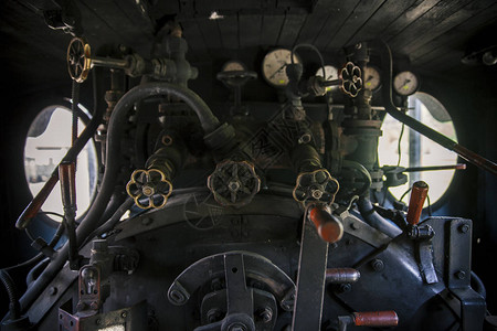 老式蒸汽锅炉和仪表的控制图片