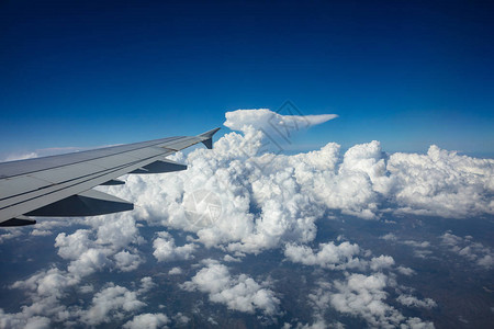 蓝云天空背景的机翼飞机图片