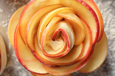 Raw玫瑰形苹果糕点图片
