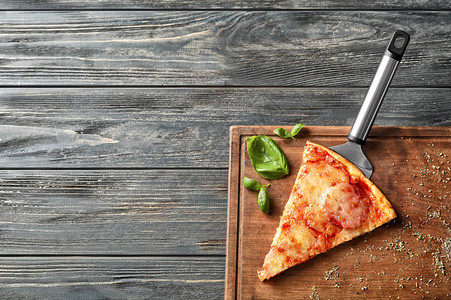 用木板上的美味意大利辣香肠披萨铲图片