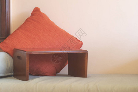 客厅区的现代沙发床和靠背枕头背景图片