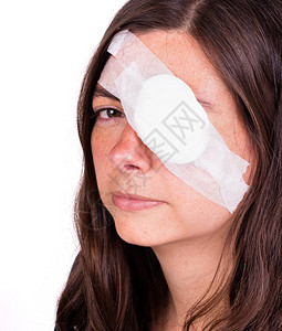 妇女受伤后佩戴白眼罩作图片