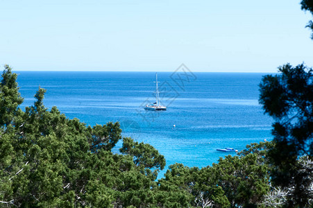 蓝海和白色游艇暑假图片