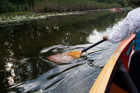在河上划独木舟的人图片