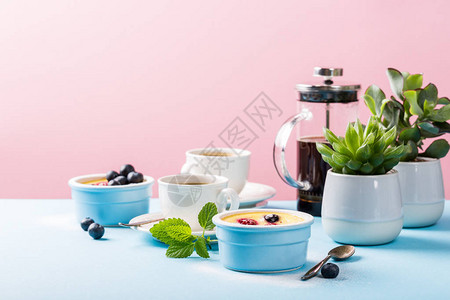 浆果克拉芙提传统的法式甜水果甜点clafoutis配覆盆子和蓝莓粉色背景具有复制空间的健康无背景图片