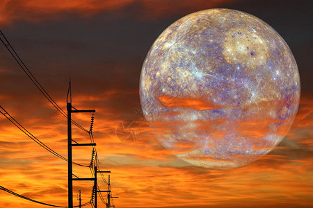 在夜云日落时的三月一号银幕天空环光柱概念Mar近图片