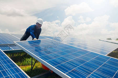 工程师团队在太阳能发电厂更换太阳能电池板图片