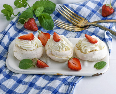 烤蛋白甜饼配奶油和新鲜草莓图片