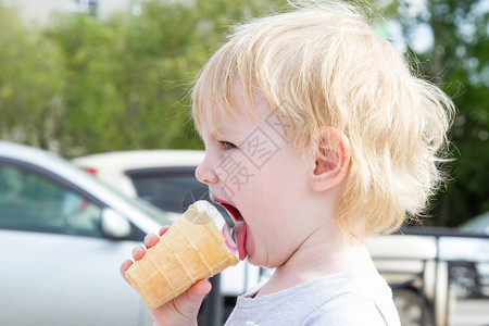 在街上吃冰淇淋的小女孩图片