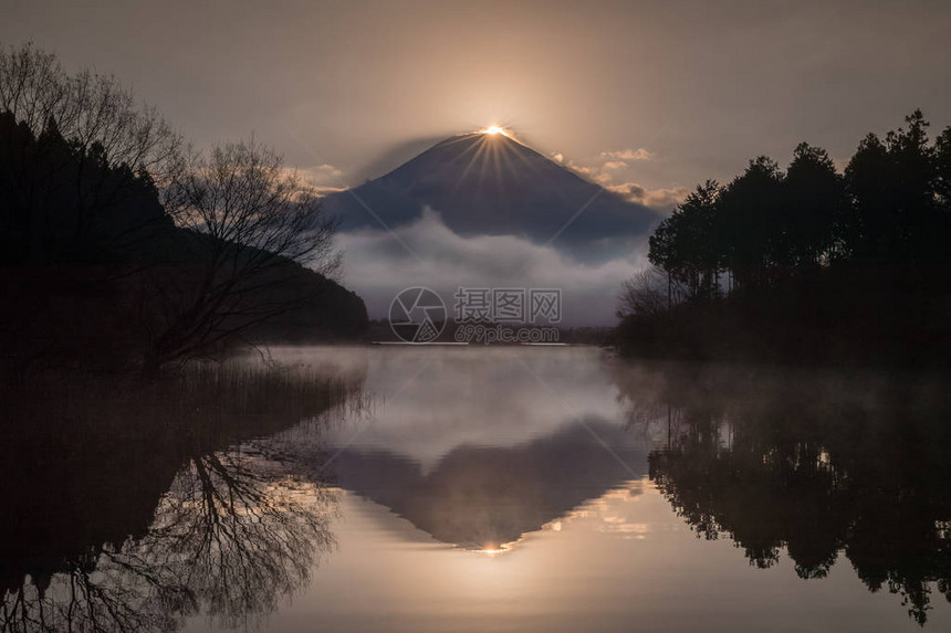 清晨春季在狸湖的钻石富士钻石富士是指夕阳与富士山图片