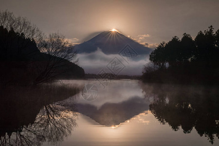 清晨春季在狸湖的钻石富士钻石富士是指夕阳与富士山图片