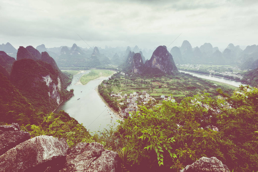 吉林李河和卡斯特山脉的景观图片