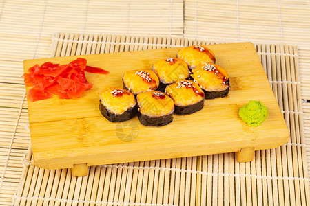 美味的鳗鱼蟹寿司卷图片