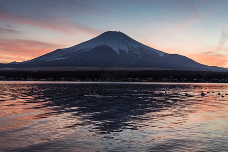 冬天晚上富士山和中湖的景色山中湖是富士五湖图片