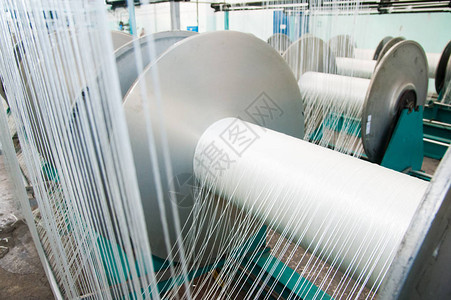 纺织业一家纺织厂在旋转图片