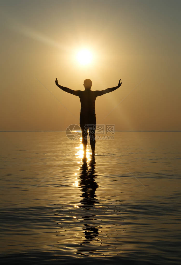 与自然和谐相处的人类概念男在日落时和水上的光亮一图片