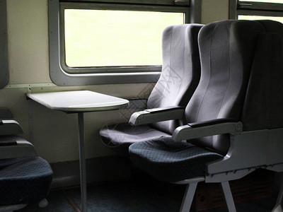 现代高速列车的内部景图片
