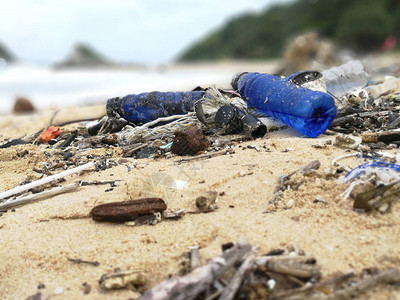 海滩上的污染和垃圾海上的塑料废物以及图片