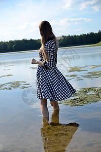 女模特站在水里女人穿着黑白的裙图片