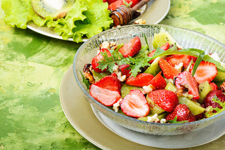 饮食夏季沙拉配草莓水果和生菜图片