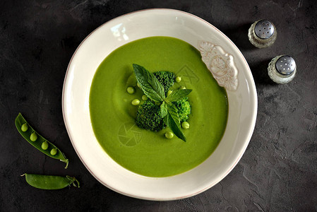 新鲜绿豌豆健康奶油汤用西兰花和薄荷图片