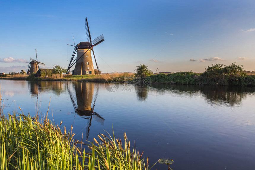 荷兰传统风车在荷兰南荷兰的KinderdijkMolenwaard南部由图片