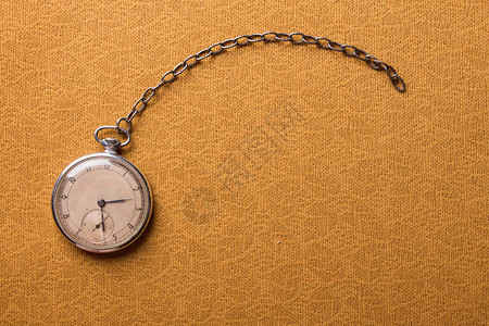 古老的手表在金色拉皮图片