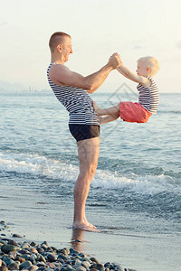 爸和儿子在沙滩上图片