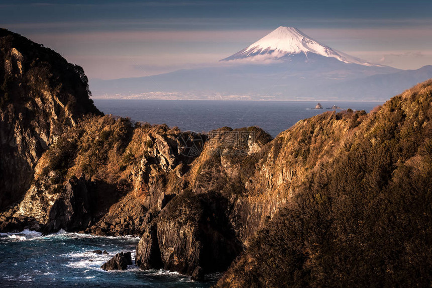 冬季的仙岩门富士山和日本海图片