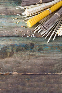 面条荞麦面意大利面条和旧木背景上的素面传统的日本和意大利美食带复制图片