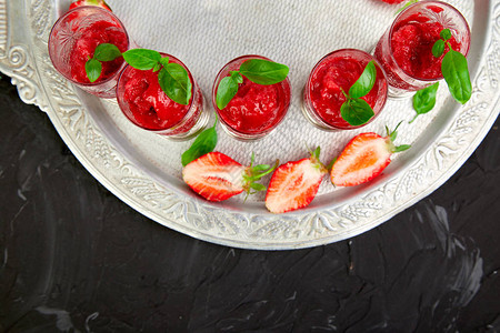 夏季新鲜的草莓糖图片