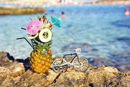 菠萝以异国情调的风格装饰图片