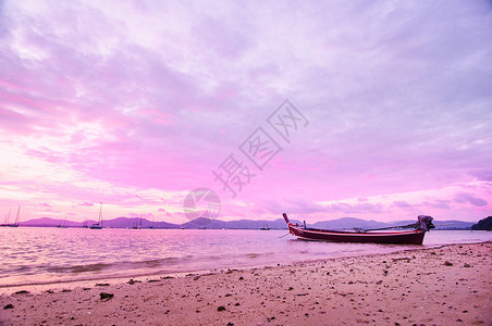海边的景色丰富多彩传统的长尾船在美丽的图片