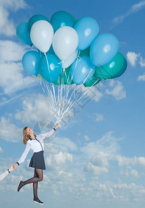 可爱的女子持气球和空中飞翔图片