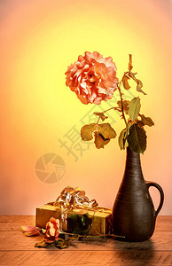 橙色玫瑰装在陶瓷花瓶里图片