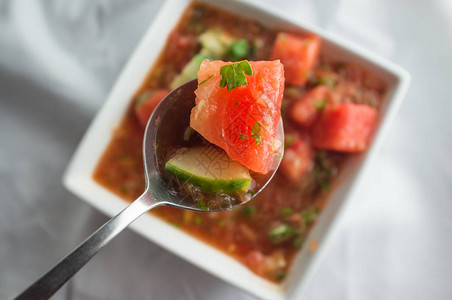 新鲜的西班牙菜西班牙凉菜汤配黄瓜和西瓜背景图片