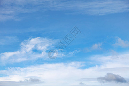 在蓝天的蓬松白云图片