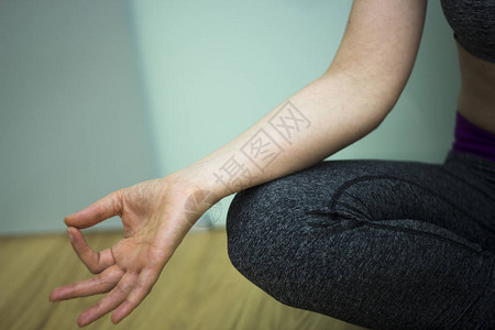女教练瑜伽老师用手印姿势教体式姿势图片