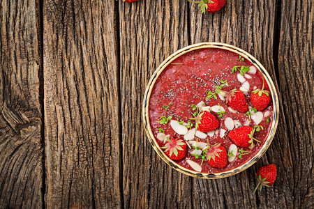 排毒和健康的超级食物早餐在碗里纯素奇亚籽布丁配草莓和杏仁草莓冰沙图片