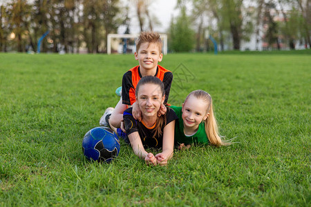 一个穿着足球服的孩子在打球户外足球背景图片