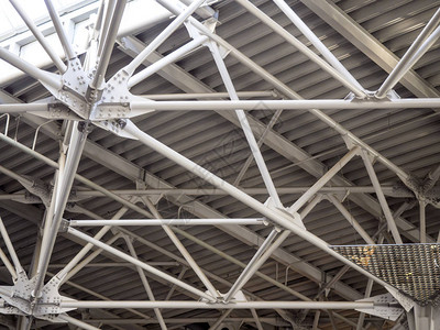 机场立面的低角度透视图显示了支撑由钢框架桁支撑的波纹金图片