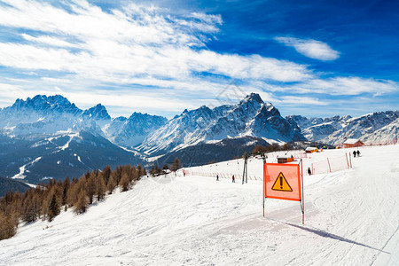 危险滑雪车运行标志红色警告标志意图片