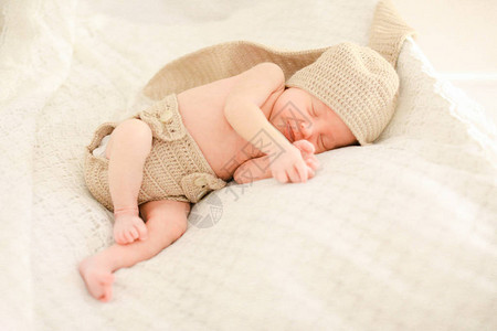 刚出生的小婴儿睡觉和穿着钩针编织的衣服图片