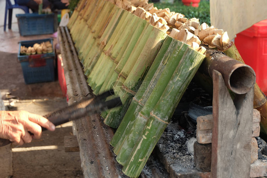 制作泰国传统甜点玉米饭和椰子奶图片